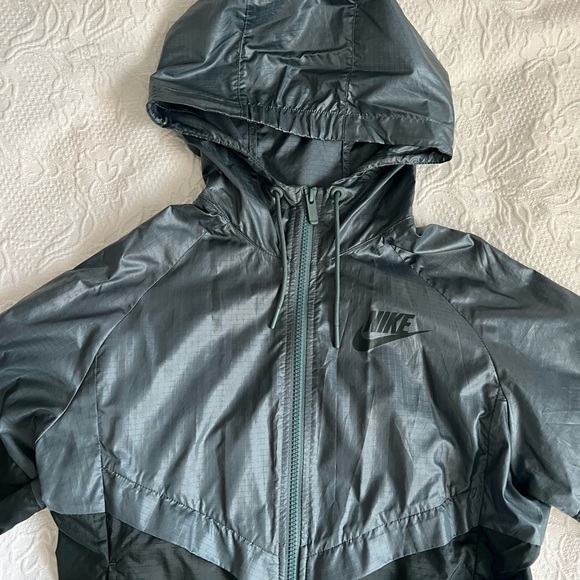 Nike Women's Two-Tone Windbreaker Jacket - Picture 6 of 11